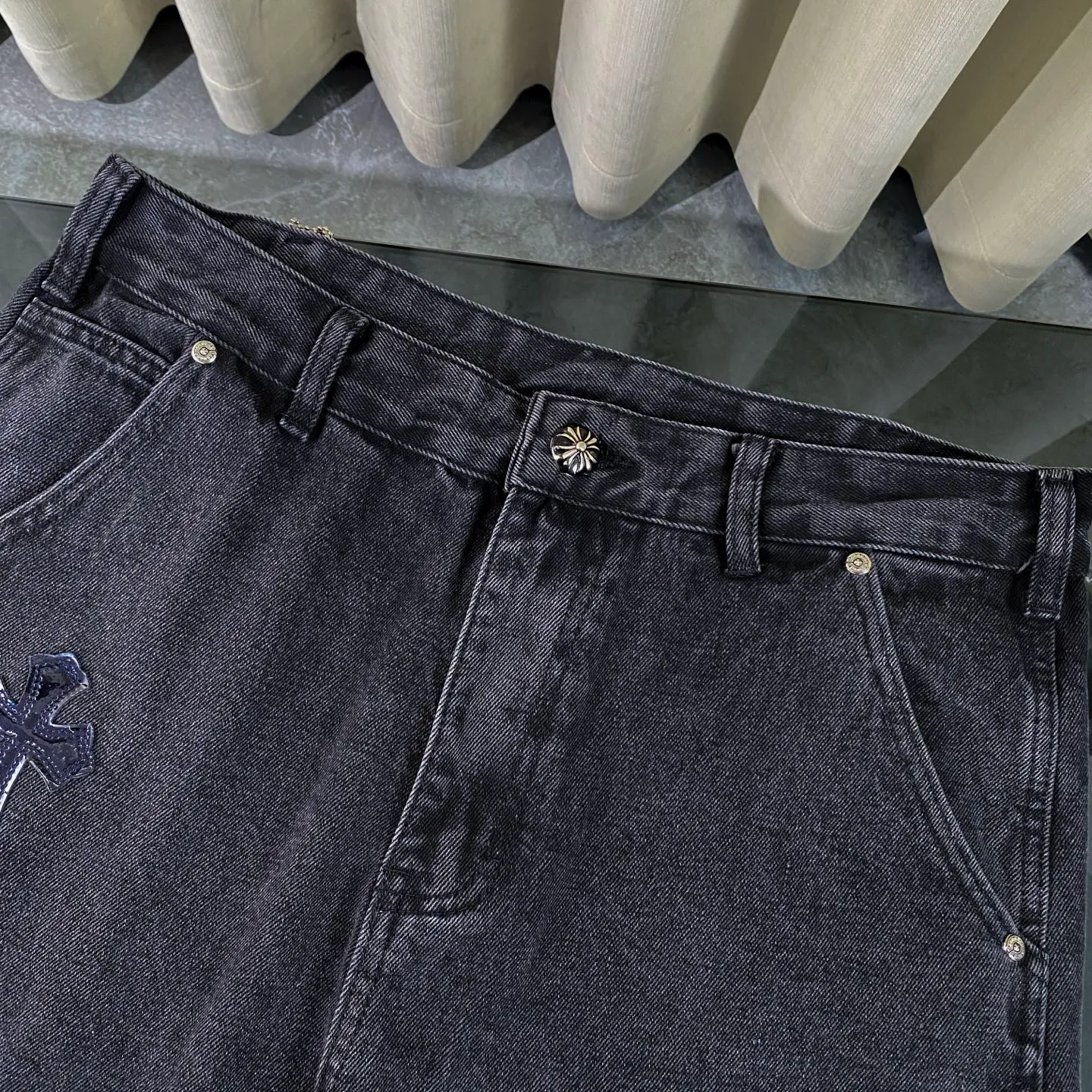 P270 CH Chromehearts limited edition work jeans denim logging pants, cabinet price 34W level, patchwork cross pattern embellishment, washed jeans! ! An absolutely high-end luxury product, a 1.9W-level god-level single product, a super popular product, made by top heavy industry, a magic weapon that cannot be missed! [About Zangyin] This is an extremely luxurious fashion brand that can also be called the aristocracy of the high street. It has always been an exclusive brand for some hipsters or rich second generations. Compared with ordinary high streets, it is more luxurious and noble. Compared with luxury brands, it is more fashionable and individual. It has always been a brand that I have a special liking for. [Top heavy industry fashion design] Consistently high-street luxury style. Speaking of this style, the Zangyin family and GU family are definitely the leading representative brands. Especially the Zangyin family has really achieved a state-of-the-art effect in creating high-street style. The unique washed material is used to create this style. The color system is already quite eye-catching. After it is decorated with patchwork cross flowers, it cleverly highlights the charm of the brand. Secondly, this style uses classic The high-waist cutting design highlights the long legs and fashionable temperament of the upper body. The brand is highly recognizable and the slim fit configuration is more suitable for daily wear. It is a product that interprets personality, fashion, and specifications at a glance. This single product is enough to make any fan excited. It can be a white T-shirt for a youthful college style, or a tight suspender for a royal style. It has strong matching ability and can be easily controlled by men.  [Materials and craftsmanship] Needless to say, this point goes without saying. As an excellent craftsman brand, Zangyin’s requirements for details and craftsmanship are really perfect. The washed color of this model has gone through so many processes, not to mention the embellishment of denim appliques. It is also purely hand-made and sewn. Just like what they believe in, only hand-made things have soul and have the meaning of wear. A top-notch heavy-duty fashionable denim item, I look forward to your perfect interpretation! !  Color: black gray Size: 28-34